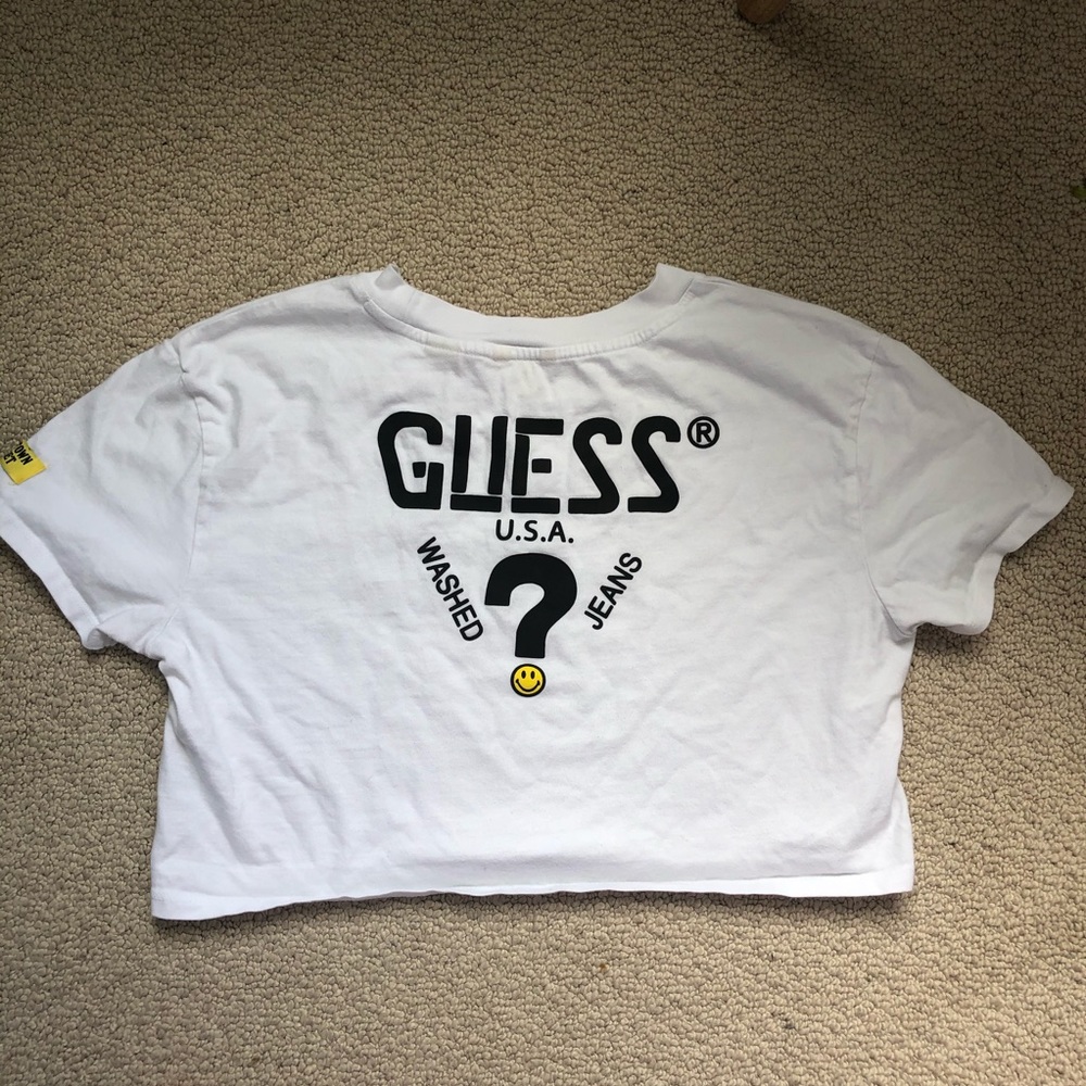 Cropped guess t-shirt. This shirt is a size small